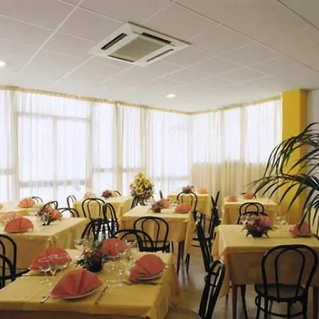 Capitol מלון 2*