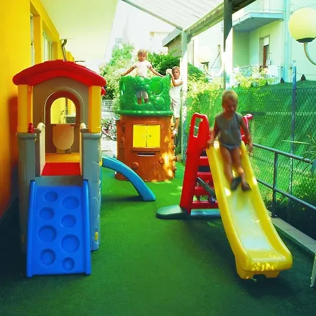 Capitol מלון 2*